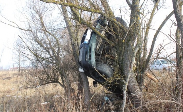 Водач на лек автомобил оцеля по чудо след като излетя