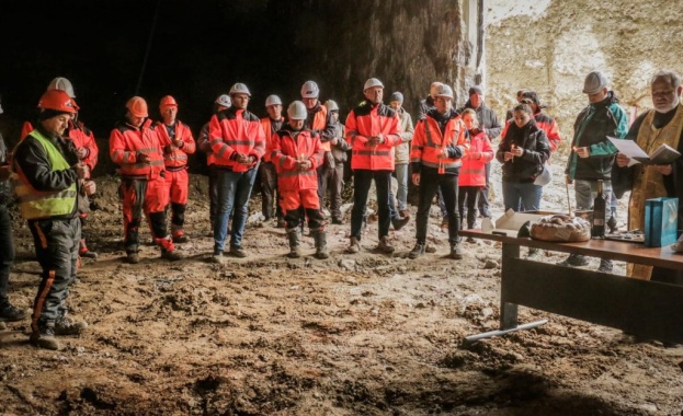 С водосвет бе дадено началото на изграждането на прилежащия тунелен