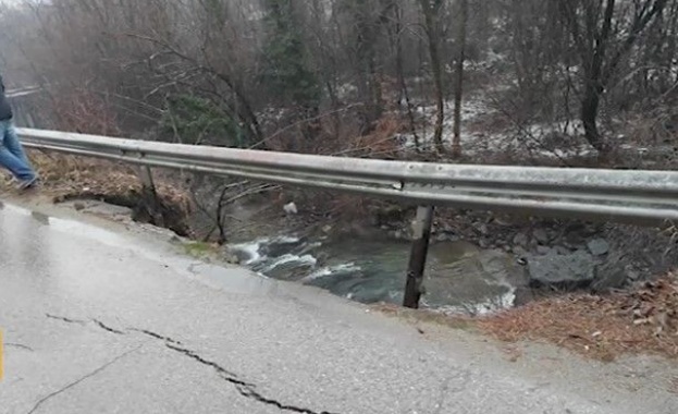 Пропадна част от пътя до Троянския манастир Срутила се е