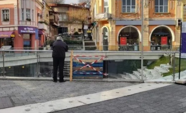 Вандали потрошиха стъкло от парапета на Римския стадион в Пловдив Вандали потрошиха стъкло от парапета на Римския стадион в Пловдив