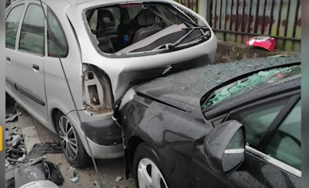 Млад шофьор потроши два автомобила и събори стълб в пловдивското