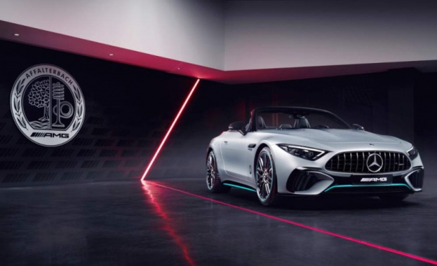 Mercedes Benz отдава почит на сезон 2022 на Формула 1 със