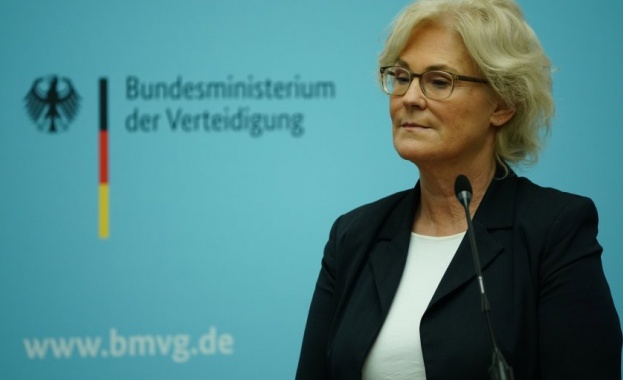 Германският министър на отбраната Кристине Ламбрехт подаде оставка Тя беше подложена