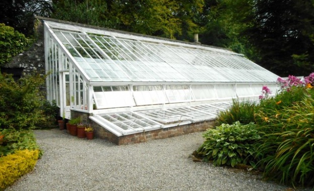 Поликарбонатът принадлежи към термопластичните полимери което означава че може да