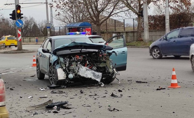 Четирима души пострадаха при катастрофа на кръстовище в Сливен Ударили