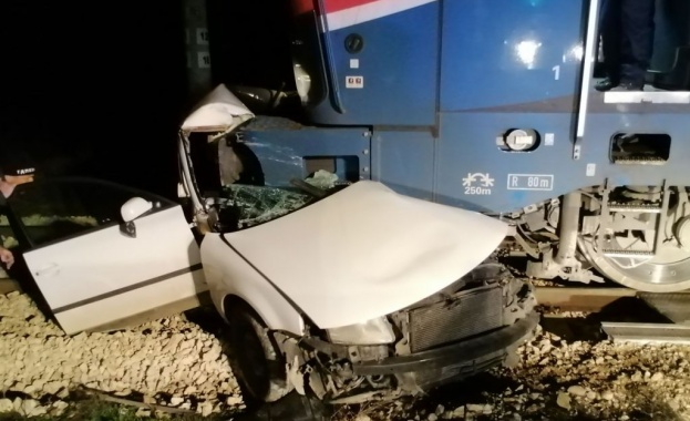 Товарен влак помете кола на охраняем жп прелез край шуменското село