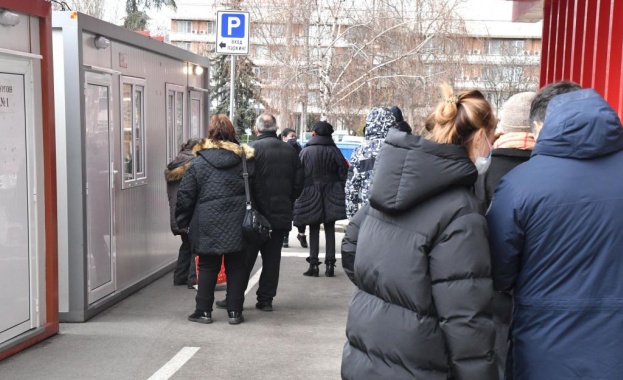 Буреносният вятър в София преобърна един от фургоните използвани за