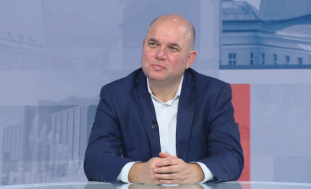 Владислав Панев: В България се оформят два политически блока - ГЕРБ, БСП и ДПС от едната страна и ДБ и ПП от другата
