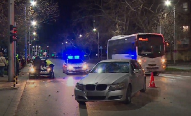 Блъснаха мъж с дете на пешеходна пътека в центъра на