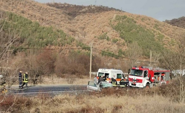Почина жената пострадала при тежката катастрофа между лек автомобил и