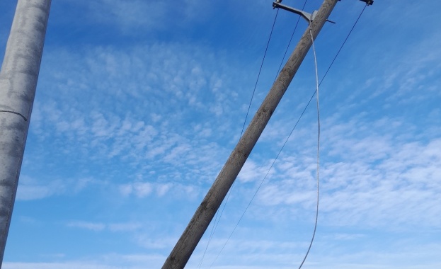 Силните пориви на вятъра счупиха стълб собственост на ЕРП Север