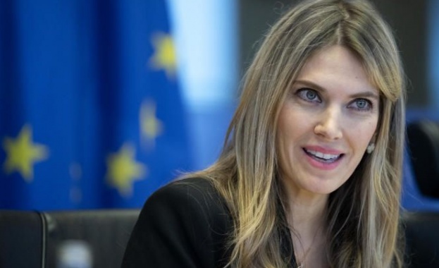Евродепутатът Ева Кайли, доскоро заместник-председател на Европейския парламент, остава в