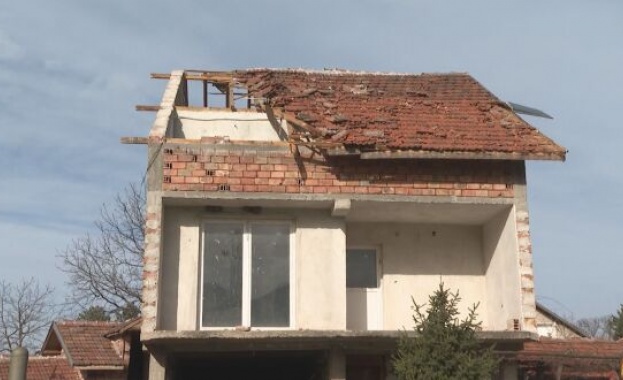 Заради вятъра: Възрастна жена е паднала при опит да оправи покрива си във Враца