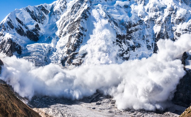 Опасност от лавини има във високите части на планините в