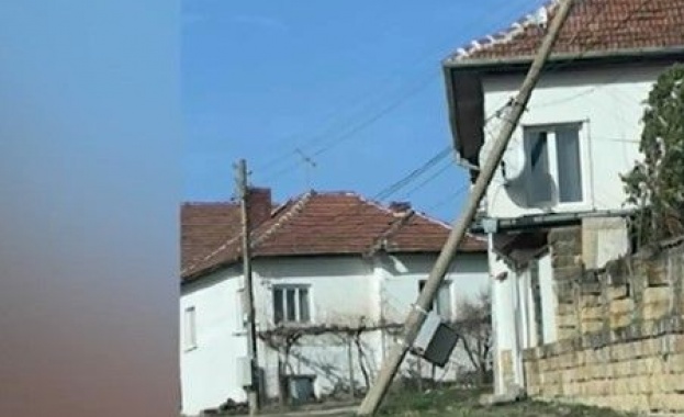 След ураганния вятър стълб се наклони и почти падна върху