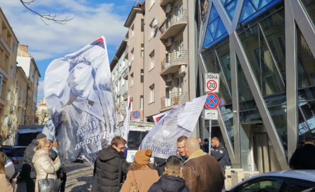 Протест пред сградата на ЕК в София в подкрепа на пребития в Охрид Християн Пендиков