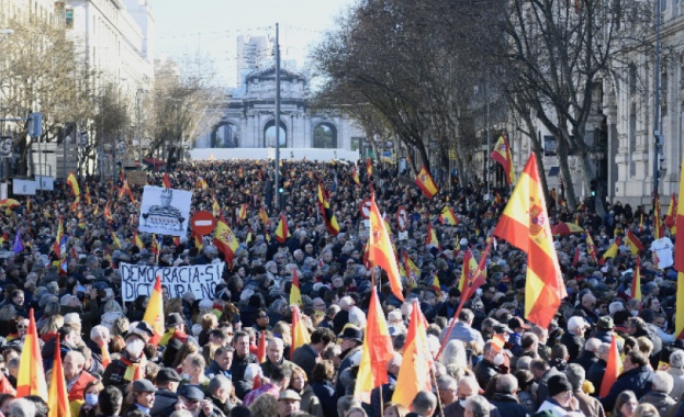 Десетки хиляди демонстранти поискаха в Мадрид оставката на испанския премиер