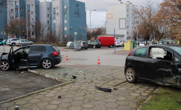 Две коли се удариха тази сутрин в Благоевград, на метри