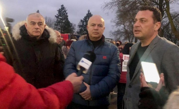 Депутати от БСП на протеста срещу опасния химически завод в Розовата долина