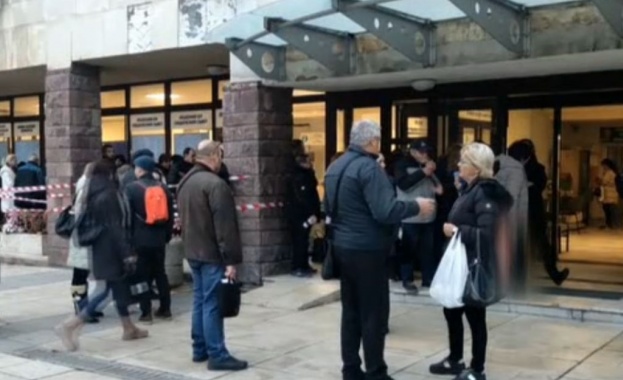 Дълги опашки пред общината в Сливен за подаване на документи