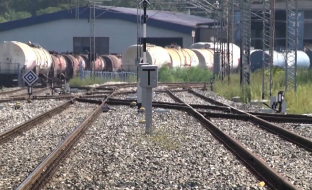 Три влакови цистерни пълни с пропилен дерайлираха в Суботица съобщи