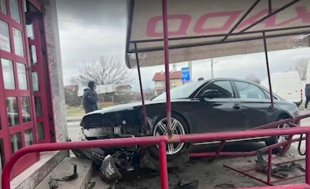Автомобил се вряза в магазин за авточасти на оживена улица