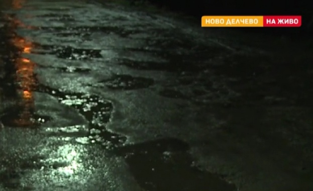 Кал неасфалтирани и мръсни улици в село Ново Делчево За