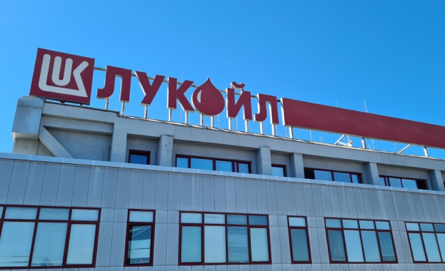 "Лукойл" опровергава твърденията за доставки на гориво за Украйна от рафинерията в България