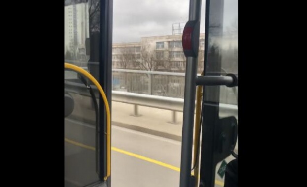 Автобус на столичния градски транспорт по линия 310 се движи