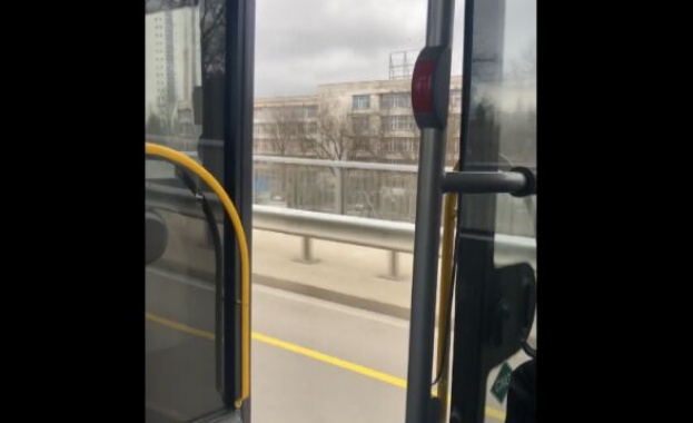 Автобус на столичния градски транспорт по линия 310 се движи