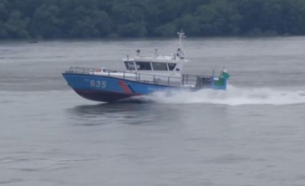 Издирват 70-годишен капитан на кораб, който е паднал в река