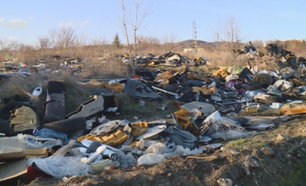 За огромно незаконно сметище сигнализираха живеещи във варненския квартал Владислав