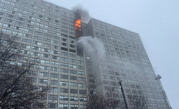 Над 300 пожарникари гасиха пожар в Чикаго, има загинал и ранени 