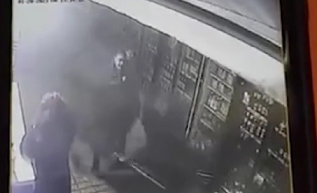 Шокиращ акт на агресия в София Жена удря малолетни момичета