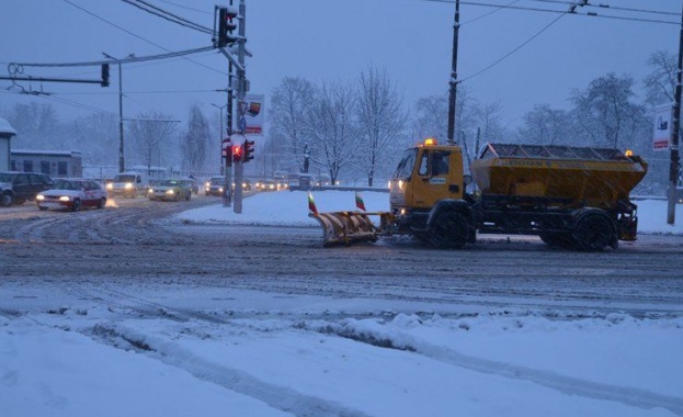140 машини са чистили снега в София тази нощ