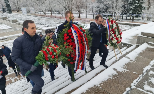 Поднасяне на венци и цветя в памет на жертвите на Холокоста