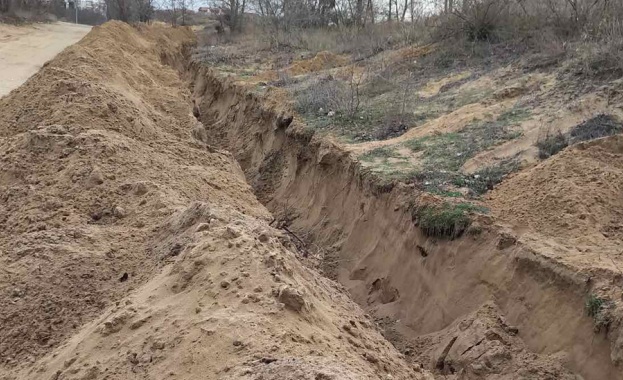 Неизвестни лица са унищожили част от екзотичните дюни на Южния