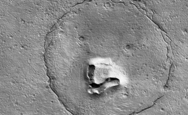 Заснеха фрагмент от релефа на Марс, наподобяващ лице на мечка