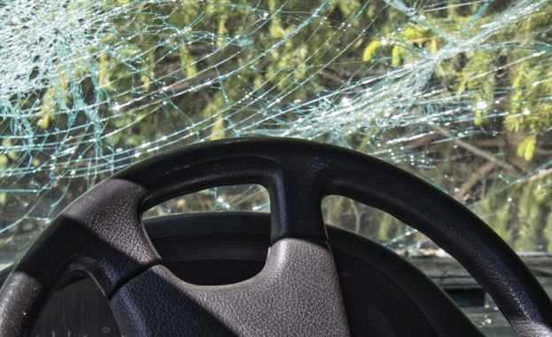 19 годишен шофьор от гр Белово се удари челно снощи в