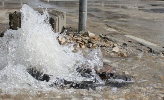 Сериозна авария на уличен водопровод в София наложи спиране на