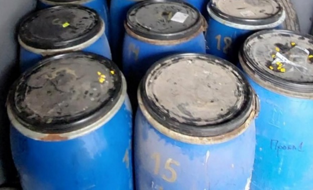 Служители в Митница Бургас иззеха 1011 литра нелегален етилов алкохол