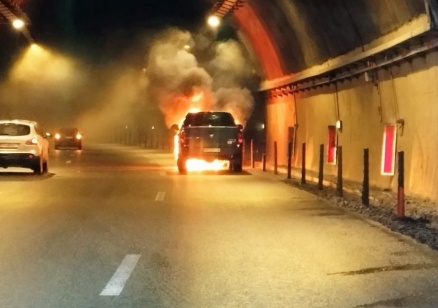 Кола се запали в тунел "Витиня", движението и в трите ленти на АМ "Хемус" е блокирано