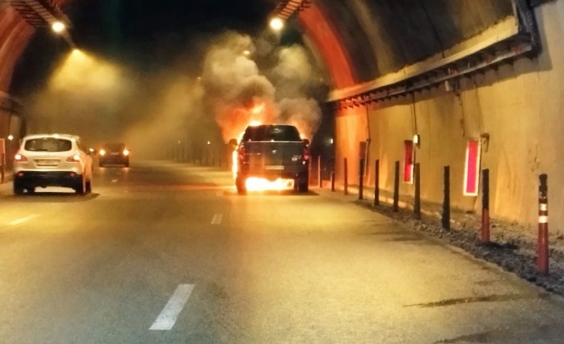 Кола се запали в тунел 