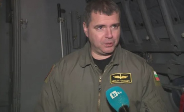 Екипажът на военния самолет Спартан който транспортира по спешност бебе