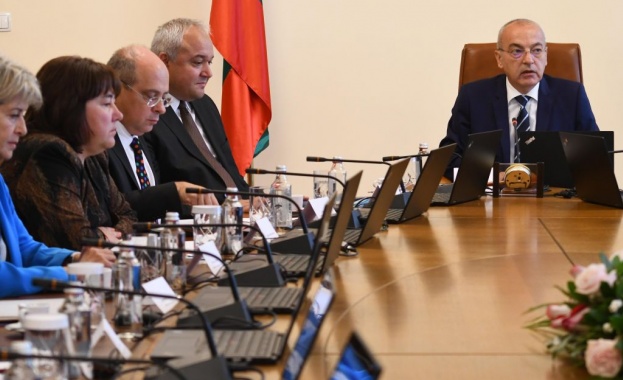 Президентът Румен Радев издаде указите за разпускане на 48 ото Народно