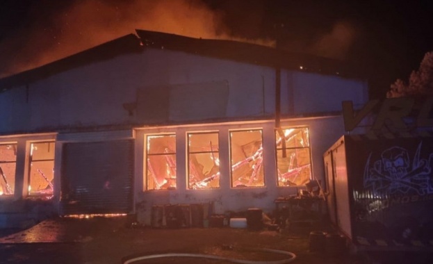 Пожар в складова база в Бургас