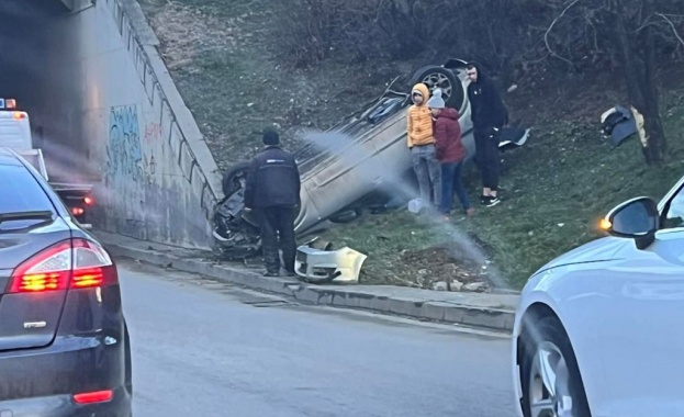 Кола се преобърна по таван на столичния бул Акад Иван