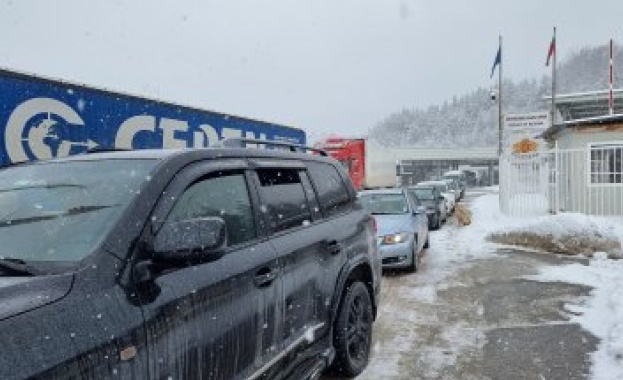 Над 100 коли и десетки тежкотоварни камиони са блокирани на