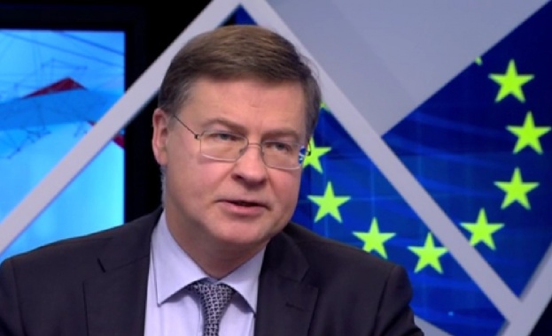 Валдис Домбровскис е латвийски политик От ноември 2014 г е