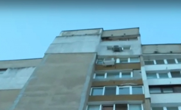  Падащи отломки от 15-етажен блок в София застрашават пешеходци